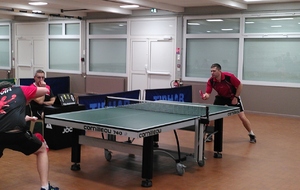 Fabrice, impressionnant, mène 1 set à 0 contre un 1370.